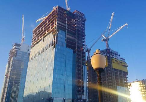 400 рабочих столичного комплекса Abu Dhabi Plaza заявили о незаконном увольнении